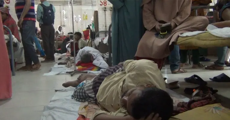 বেড সংকটে মেজেতে সুয়ে আছে রোগী